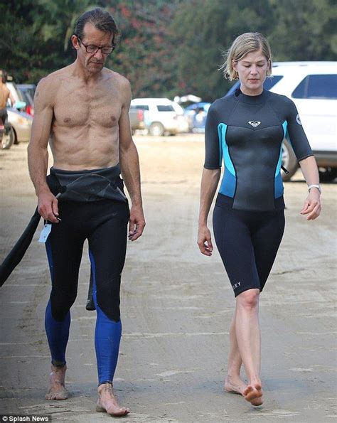 Rosamund Pike, 35, shows off her sculpted abs as she hits the。